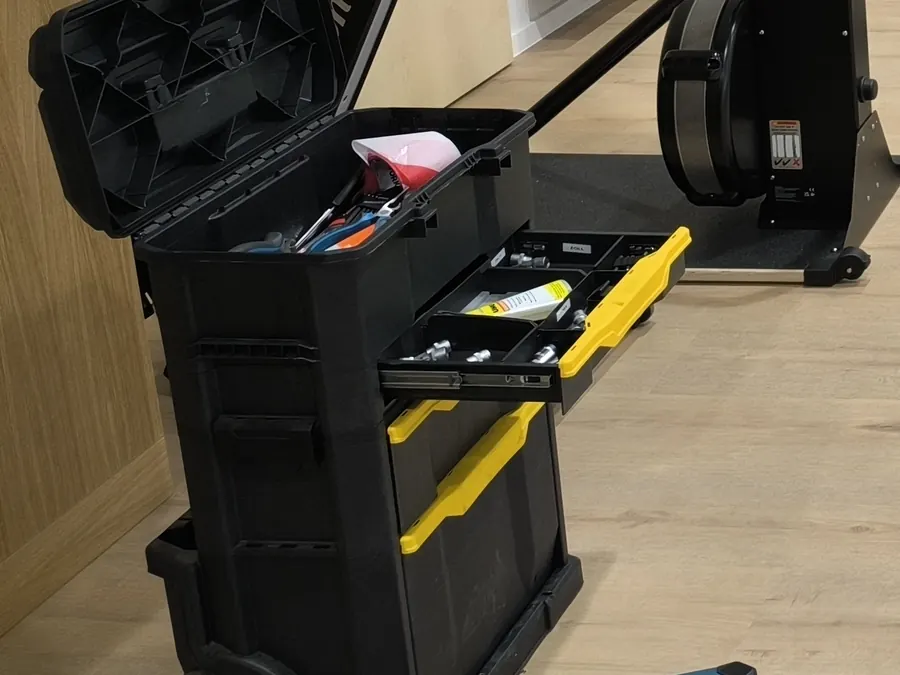 Werkzeugwagen mit sortiertem Werkzeug und Kleinteilen bei der Montage
